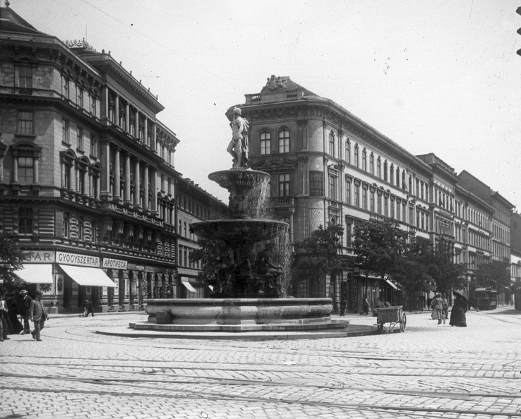Kálvin tér, Danubius kút. Szemben a Baross utca és az Üllői út torkolata. fotok_17148.jpg