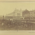 "Gyászoló tömeg várja Kossuth Lajos koporsóját a Nyugati pályaudvarnál. A felvétel 1894. március 30-án készült." A kép forrását kérjük így adja meg: Fortepan / Budapest Főváros Levéltára. Levéltári jelzet: HU.BFL.XV.19.d.1.04.021