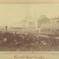 "Gyászoló tömeg várja Kossuth Lajos koporsóját a Nyugati pályaudvarnál. A felvétel 1894. március 30-án készült." A kép forrását kérjük így adja meg: Fortepan / Budapest Főváros Levéltára. Levéltári jelzet: HU.BFL.XV.19.d.1.04.022