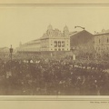 "Gyászoló tömeg várja Kossuth Lajos koporsóját a Nyugati pályaudvarnál. A felvétel 1894. március 30-án készült." A kép forrását kérjük így adja meg: Fortepan / Budapest Főváros Levéltára. Levéltári jelzet: HU.BFL.XV.19.d.1.04.023