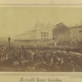 "Gyászoló tömeg várja Kossuth Lajos koporsóját a Nyugati pályaudvarnál. A felvétel 1894. március 30-án készült." A kép forrását kérjük így adja meg: Fortepan / Budapest Főváros Levéltára. Levéltári jelzet: HU.BFL.XV.19.d.1.04.024