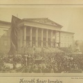 "Kossuth Lajos temetési menete a Magyar Nemzet Múzeum előtt. A felvétel 1894. április 1-én készült." A kép forrását kérjük így adja meg: Fortepan / Budapest Főváros Levéltára. Levéltári jelzet: HU.BFL.XV.19.d.1.04.025