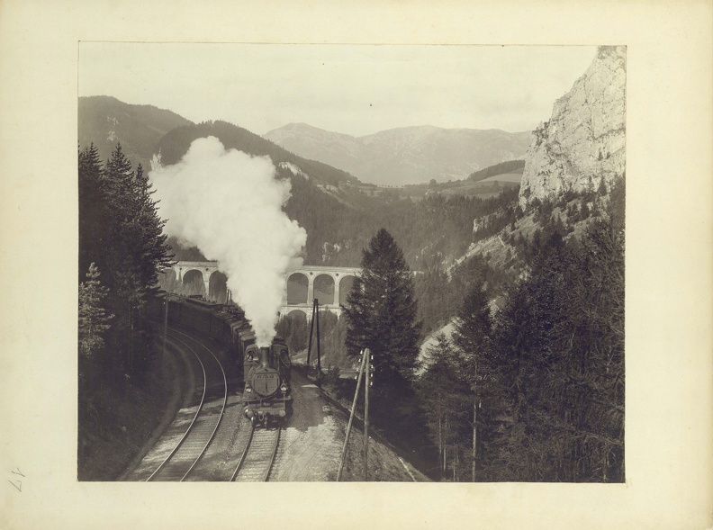 a Semmeringbahn, háttérben a Kalte Rinne viadukt. A kép forrását kérjük így adja meg: Fortepan / Budapest Főváros Levéltára. Levéltári jelzet: HU.BFL.XV.19.d.1.22.017 fotok_52375.jpg