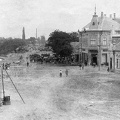 szemben a Hunyadi tér és a Jókai utca sarkán a Rothermel-ház.