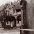 Joseph Haydn-Gasse (ekkor Zárda utca) a Szent Mihály ferences templom sarkától a Marienbrunnen felé nézve.