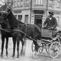 szemben a Hunyadi tér és a Jókai utca sarkán a Rothermel-ház.