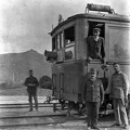 Arad és Csanádi Egyesült Vasutak (ACsEV) állomása, háttérben a világosi vár. Az aradi Weitzer János gépgyár benzinüzemű motorkocsija.