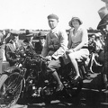 A kompon egy AJS típusú angol motorkerékpár.