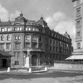 Keleti Károly utca - Fényes Elek utca sarok. Nepomuki Szent János szobra a 40-es évek végén eltűnt, mára új szobrot állítottak a helyén.