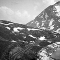Bernina-hágó a hasonló nevű magashegyi vendégfogadóval és vasúttal. Jobbra a Lago Bianco mesterséges tó.