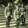 Kossuth Lajos tér, a Parlament lépcsőjénél. Vass József népjóléti és munkaügyi miniszter búcsúztatásáról távozik Kary Béla altábornagy, az Országos Tiszti Kaszinó elnöke (középen)