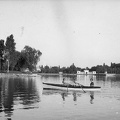 kikötő, balra a Galamb sziget. Szemben a háttérben a hajóállomás épülete.