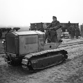Budafoki út és a Vízpart (Andor) utca határolta ipartelep. Lánctalpas traktor a honvédségi raktár iparvágányánál.