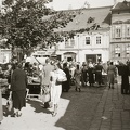 Kisvárkerület, piac, jobboldalt a mára lebontott Húscsarnok épülete.