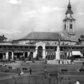 Hősök tere (Piac tér), háttérben a református templom.