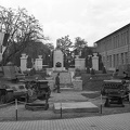 Mátyásföld, Újszász utca 41-43. Magyar Királyi Honvéd gépkocsiszertár díszudvara, haditechnikai bemutató.