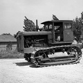 Mátyásföld, Újszász utca 41-43. Magyar Királyi Honvéd gépkocsiszertár, szovjet gyártmányú S-65 Sztalinyec traktor.