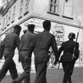 Kossuth Lajos utca - Brusznyai Árpád utca (Bajcsy-Zsilinszky út) sarok, Hungária söröző. Fogságba esett amerikai repülősök.
