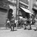 A Szabadság tér - Kossuth utca sarkán, a Takarék-udvar előtt fogságba esett amerikai repülősöket kísérnek.