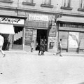 a Szabadság tér 12. előtt fogságba esett amerikai repülőst kísérnek.