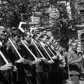 Andrássy út a Csengery utcánál. Május 1-i felvonulás, háttérben a 60. számú ház a Politikai rendőrség épülete.
