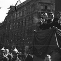 Andrássy út, Kodály körönd, május 1-i ünnepség. A tribünön elől balszélen Kossa István.