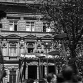 Andrássy út 96. (ekkor köztársasági elnöki palota), Tildy Zoltán köszönti a május 1-i felvonulókat.