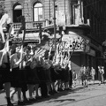 József körút - Blaha Lujza tér sarok, háttérben a Corvin áruház sarka látszik. Május 1-i felvonulás.