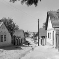 Alsó Burgundia utca, háttérben a szerb templom tornya és a Tanácsháza (ma Városháza) huszártornya látszik.