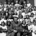 alsótagozatos iskolai csoportkép. Az osztályfőnök Draviczky Imre helytörténész, néprajzkutató.