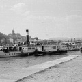 pesti alsó rakpart, Vigadó téri hajóállomás, Kőrös oldalkerekes gőzhajó. Háttérben a Lánchíd.