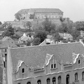 vár.