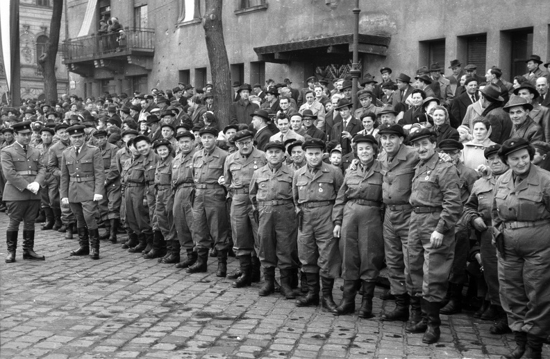 Április 4-i katonai díszszemle nézőközönsége a Dózsa György út 68. előtt. fotok_49635.jpg