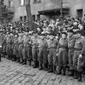 Április 4-i katonai díszszemle nézőközönsége a Dózsa György út 68. előtt.