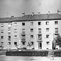 Egressy út, középen Ohmann Béla Szüret című kútszobra.
