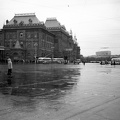 Forradalom tér, szemben a régi Városháza, mögötte az Állami Történelmi Múzeum.