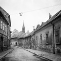 Káptalan utca (Kapitulská), háttérben a Klarisszák templomának tornya.