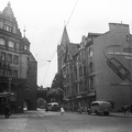 Bahnhofstrasse, szemben a Nikolaitor, ettől jobbra a Nikolaikirche tornya. A kapun túl a Karlsplatz.