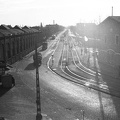 Váci út az Újpesti (Északi összekötő) vasúti hídról nézve. Balra az Újpest kocsiszín, jobbra a Bagolyvár (az újpesti lóvasút első indóháza).