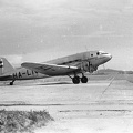 repülőtér, Liszunov Li-2 repülőgép, balra a Szent György-hegy.