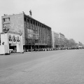 Ötvenhatosok tere (Felvonulási tér), május 1-i felvonulás. Balra a MÉMOSz (Magyarországi Építőipari Munkások Országos Szövetsége) székház.