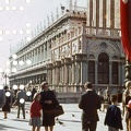 Szent Márk tér, jobbra a a Szent Márk székesegyház harangtornyánál a Loggia Sansovino.