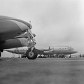 balra egy Morava L-200D, szemben egy IL-18-as repülőgép.