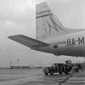 előtérben egy IL-18 repülőgép farokrésze, a háttérben két IL-18-as és egy IL-14P repülőgép.