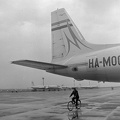 előtérben egy IL-18 repülőgép farokrésze, a háttérben két IL-18-as, egy Morava L-200D és egy IL-14P repülőgép.