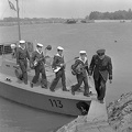 Flottilla-öböl, a Flottilla együttes lép partra egy aknanaszádról, elől szemüveggel Faragó Judy István.