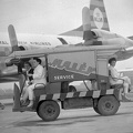 a háttérben a holland KLM légitársaság Lockheed L-188 típusú utasszállító repülőgépe.