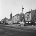 Várkerület, szemben a Mária-oszlop, háttérben a Szent György-templom tornya.