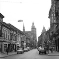 Malom utca (Mlynská ulica), szemben a Szent Erzsébet-főszékesegyház (Dóm) tornya.
