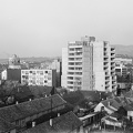 látkép a Remenyik Zsigmond utcai lakótelep felől, háttérben balra a Líceum, középen a Deák Ferenc utca - Grónay Sándor utca sarkán álló magasház.